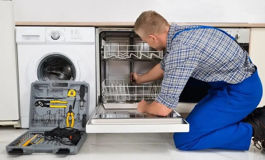 Gölbaşı Philips servisi teknisyen ekibi beyaz eşya tamiri yaparken